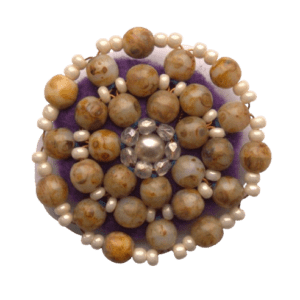 Béžová korálková brož. Univerzální doplněk bude ladit s Vašimi perlovými šperky. Hodí se pro slavnostní příležitost. Doplňte ji náramkem, sponkou nebo náušnicemi ze stejných korálků.