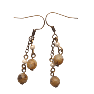 Béžové korálkové náušnice. Vyniknou v tmavých vlasech. Sluší podzimnímu typu. Pořiďte si k nim brož, náramek nebo sponku ze stejných korálků.