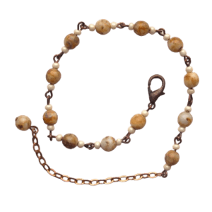 Béžový korálkový náramek. Sluší podzimnímu typu. Bude ladit s Vašimi perlovými šperky. Slaďte jej s náušnicemi, broží nebo sponkou ze stejných korálků.