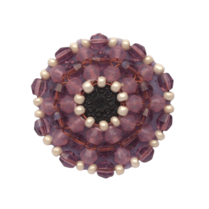 Fialová korálková brož. Hodí se k romantickým outfitům. Sluší podzimnímu typu. Doplňte ji náramkem ze stejných korálků.