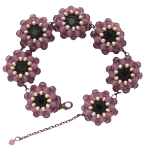 Fialový korálkový náramek. Sluší podzimnímu typu. Bude ladit s Vašimi perlovými šperky. Pořiďte si k němu brož nebo náušnice ze stejných korálků.