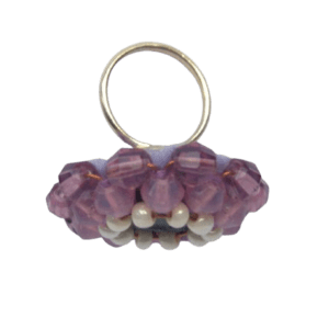 Fialový korálkový prsten. Je určený pro malou slečnu. Ladí s dalšími šperky pro maminky nebo starší sestry.