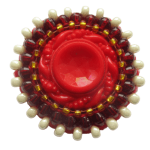 Červená korálková brož s jabloneckým vintage knoflíkem. Hodí se na klopu sáčka nebo kabátu.