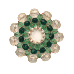 Zelenkavá korálková brož. Sluší jarnímu typu. Hodí se pro každý den i slavnostní příležitosti. Doplňte ji náušnicemi nebo náramkem ze stejných korálků.