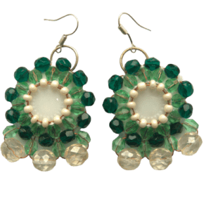 Zelenkavé korálkové náušnice. Pro milovnice velkých náušnic. Hodí se pro slavnostní příležitosti. Slaďte je s náramkem či broží ze stejných korálků.