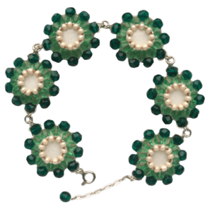Zelenkavý korálkový náramek. Sluší jarnímu typu. Hodí se k šatů. Doplňte jen broží, nebo náušnicemi ze stejných korálků.