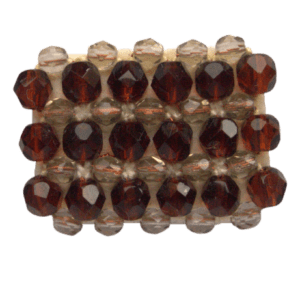 Béžová korálková brož. Jednoduchý obdélníkový tvar je se hodí k minimalistickému stylu a dobře se ladí k pánským doplňkům ze stejné kolekce. Sluší podzimnímu typu. Pořiďte si k němu také drobné náušnice.