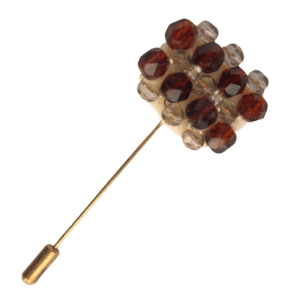 Béžová korálková jehlice do klopy. Originální minimalistický doplněk v podzimních barvách se hodí k outfitu s béžovou či krémovou košilí. Doplňte jej manžetovými knoflíky. Pro Váš dámský doprovod nabízím náušnice a brož ze stejné kolekce.