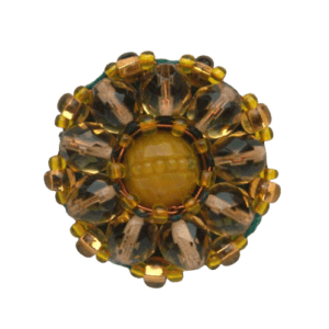 Žlutá korálková brož. Hodí se na šaty nebo na halenku. Bude ladit s Vašimi zlatými šperky. Sluší jarnímu typu. Dolaďte ji náramkem, sponkou nebo náušnicemi ze stejných korálků.