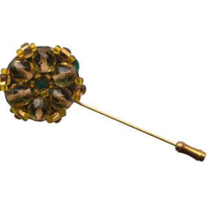 Žlutá korálková jehlice do klopy. Sluší jarnímu typu. Je součástí velké soupravy šperků a doplňků navržené pro páry.