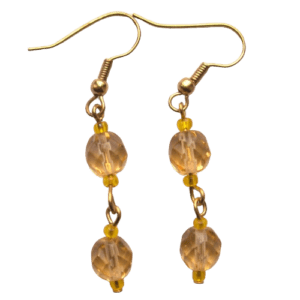 Žluté korálkové náušnice. Budou ladit s vašimi zlatými šperky. Vyberte si k nim brož, sponku nebo náramek ze stejné soupravy.