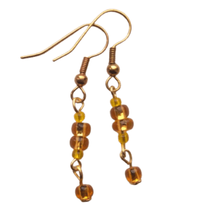 Žluté korálkové náušnice. Vyniknou v tmavých vlasech. Sluší jarnímu typu. Doplňte je náramkem, broží nebo sponkou ze stejných korálků.