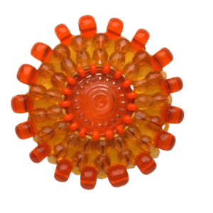 Oranžová korálková brož. Bude ladit s Vašimi zlatými šperky. Vynikne na tmavých šatech. Doplňte ji náramkem nebo náušnicemi ze stejných korálků.