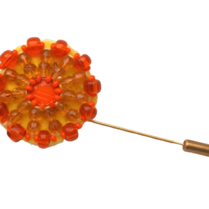 Oranžová korálková jehlice do klopy. Hodí se pro příležitosti, kdy chcete být nepřehlédnutelný. S vaším dámským doprovodem se můžete sladit šperky ze stejné soupravy.