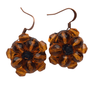 Oranžové korálkové náušnice. Sluší podzimnímu typu. Hodí se pro běžný den i slavnostní příležitost. Slaďte je s náramkem či broží ze stejné soupravy.