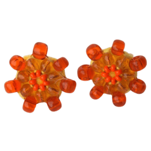 Oranžové korálkové náušnice. Veselé puzetky, které se hodí k letním květinovým outfitům. Dodávám je s plastovými nebo kovovými zarážkami.