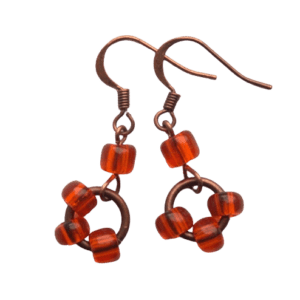 Oranžové korálkové náušnice. Sluší podzimnímu typu. Doplňte je broží nebo náramkem ze stejné soupravy.