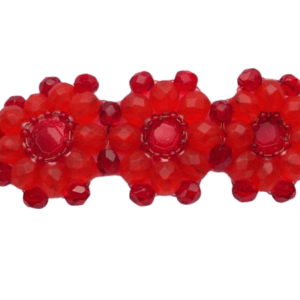 Červená korálková spona. Ze spodní strany je přišitá francouzská mechanika. Hodí se k romantickým outfitům. Pro slavnostní příležitosti je doplňte náušnicemi nebo náramkem ze stejných korálků.