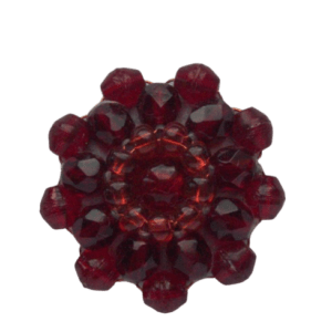 Vínově červená korálková brož. Hodí se pro běžné nošení i pro slavnostní příležitost. Doplňte ji náušnicemi, náramkem či sponkou ze stejných korálků.