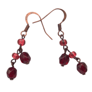 Vínové korálkové náušnice. Vyniknou ve světlých vlasech. Pořiďte si k nim brož nebo náramek do soupravy.