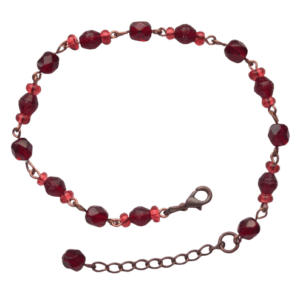 Vínový korálkový náramek. Hodí se k šatům. Délku lze upravit. Pořiďte si k němu brož nebo náušnice ze stejných korálků.