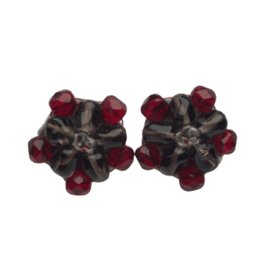 Tmavé korálkové manžetové knoflíčky. Hodí se ke košili ve studených odstínech. Doplňte je jehlicí do klopy ve stejných barvách. Pro Váš dámský doprovod brož a náušnice ze stejné kolekce.