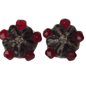 Tmavé korálkové náušnice. Vyniknou ve světlých vlasech. Dodávám je s gumovými zarážkami. Doplňte je broží ze stejné soupravy.