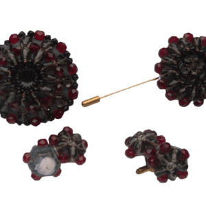 Tmavá korálková souprava. Elegantní šperky a doplňky působící starožitným dojmem.