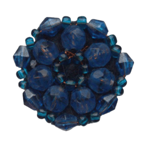 Modrá korálková brož. Hodí se na šaty nebo halenku. Sluší podzimnímu typu. Doplňte ji náušnicemi nebo náramkem ze stejných korálků.