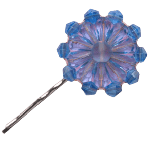 Modrá korálková sponka. Je připevněná na pevném perku. Hodí se k romantickému stylu. Doplňte ji náušnicemi či náramkem ze stejných korálků.