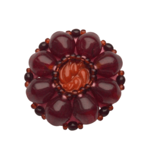 Hnědá korálková brož. Hodí se na klopu sáčka nebo na svetřík. Pořiďte si k ní i náušnice nebo náramek ze stejných korálků.