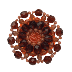 Hnědá korálková brož. Dva odstíny hnědé barvy sluší podzimnímu typu. Hodí se na klopu sáčka nebo kabátu. Doplňte ji náušnicemi, náramkem nebo sponkou ze stejných korálků.