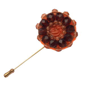 Hnědá korálková jehlice do klopy. Hodí se k béžové či krémové košili nebo k béžovému obleku. Pro Váš dámský doprovod můžete vybrat šperky z větší kolekce ze stejných korálků.