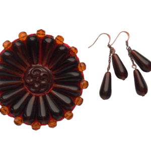 Hnědá korálková souprava. Kombinace na zimu. K velké broži si můžete vybrat ty pravé náušnice.