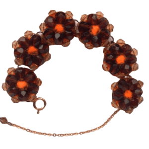 Hnědý korálkový náramek. Hodí se pro slavnostní příležitosti. Sluší podzimnímu typu. Pořiďte si k němu brož, náušnice, nebo sponku ze stejných korálků.