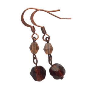 Hnědé korálkové náušnice. Vyniknou ve světlých vlasech. Sluší podzimnímu typu. Do soupravy si můžete vybrat brož, sponku nebo náramek ze stejných korálků.