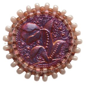 Růžová korálková brož s jabloneckým knoflíkem. Hodí se k romantickým outfitům. Můžete ji připnout na klopu sáčka nebo kabátku.