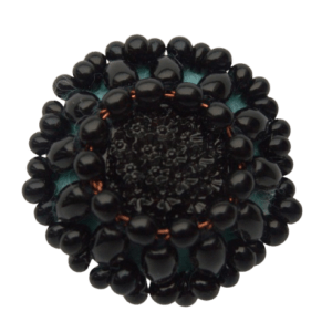 Černá korálková brož. Sluší zimnímu typu. Hodí se na šaty nebo sáčko. Slaďte ji s náušnicemi nebo náramkem ze stejných korálků.