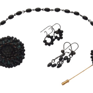 Černá korálková souprava. Černá ladí ke všemu. Pořiďte si celou soupravu spolu ladících šperků a doplňků.