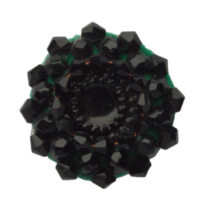 Černá korálková brož. Elegantní a univerzální doplněk, který se hodí na klopu sáčka nebo na šaty. Dolaďte ji náušnicemi nebo náramkem ze stejných korálků.