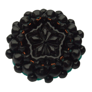 Černá korálková brož. Hodí se pro zvláštní příležitosti i pro každý den. Doplňte ji náušnicemi nebo náramkem ze stejných korálků.