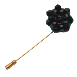 Černá korálková jehlice do klopy. Menší kousek, který se hodí pro každou příležitost. Můžete jej kombinovat s dalšími doplňky. Ze stejných korálků nabízím i dámské šperky pro Váš doprovod.
