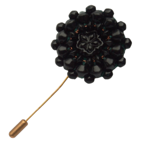 Černá korálková jehlice do klopy. Dobře ladí s dalšími doplňky. S Vaším dámským doprovodem se můžete sladit šperky ze stejné soupravy.