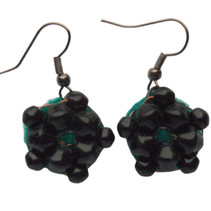 Černé korálkové náušnice. Hodí se pro slavnostní příležitost. Vyberte si k nim do soupravy brož nebo náramek ze stejných korálků.