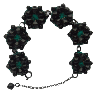 Černý korálkový náramek. Hodí se k elegantnímu outfitu. Vyberte si k němu brož nebo náušnice ze stejných korálků.