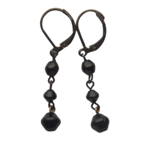 Černé korálkové náušnice. Hodí se pro každou příležitost. Vyniknou ve světlých vlasech. Pořiďte si k nim brož nebo náramek do soupravy.