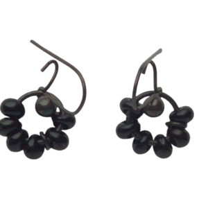 Černé korálkové náušnice. Jemné náušnice vyniknou ve světlých vlasech. Doplňte je broží ze stejných korálků.