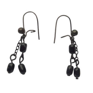 Černé korálkové náušnice. Hodí se pro každou příležitost. Slaďte je s broží nebo náramkem ze stejných korálků.