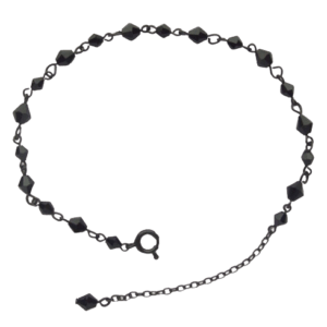Černý korálkový náramek. Univerzální kousek, který se hodí ke všemu. Délku lze upravit. Doplňte jej náušnicemi nebo broží ze stejných korálků.