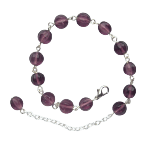 Fialový korálkový náramek. Sluší zimnímu typu. Délku lze upravit. Doplňte jej náušnicemi a broží ze stejných korálků.